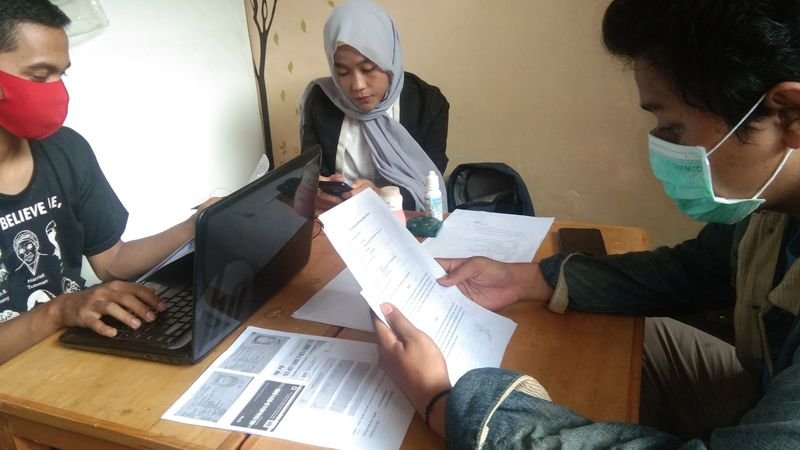 Tim Trust Legalitas sedang melayani konsultasi dokumen klien