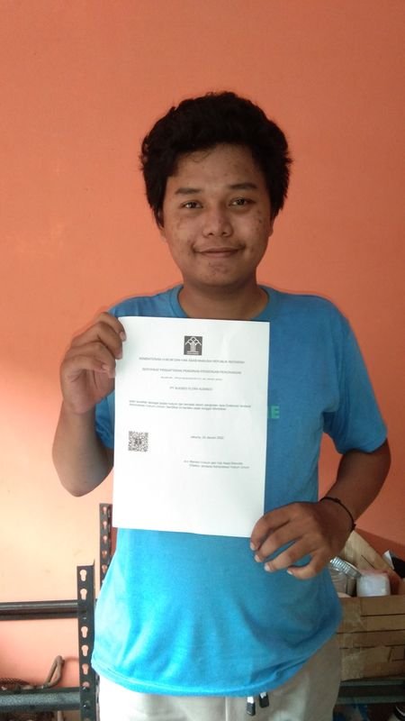 Klien Trust Legalitas menerima dokumen sertifikat pendirian PT resmi